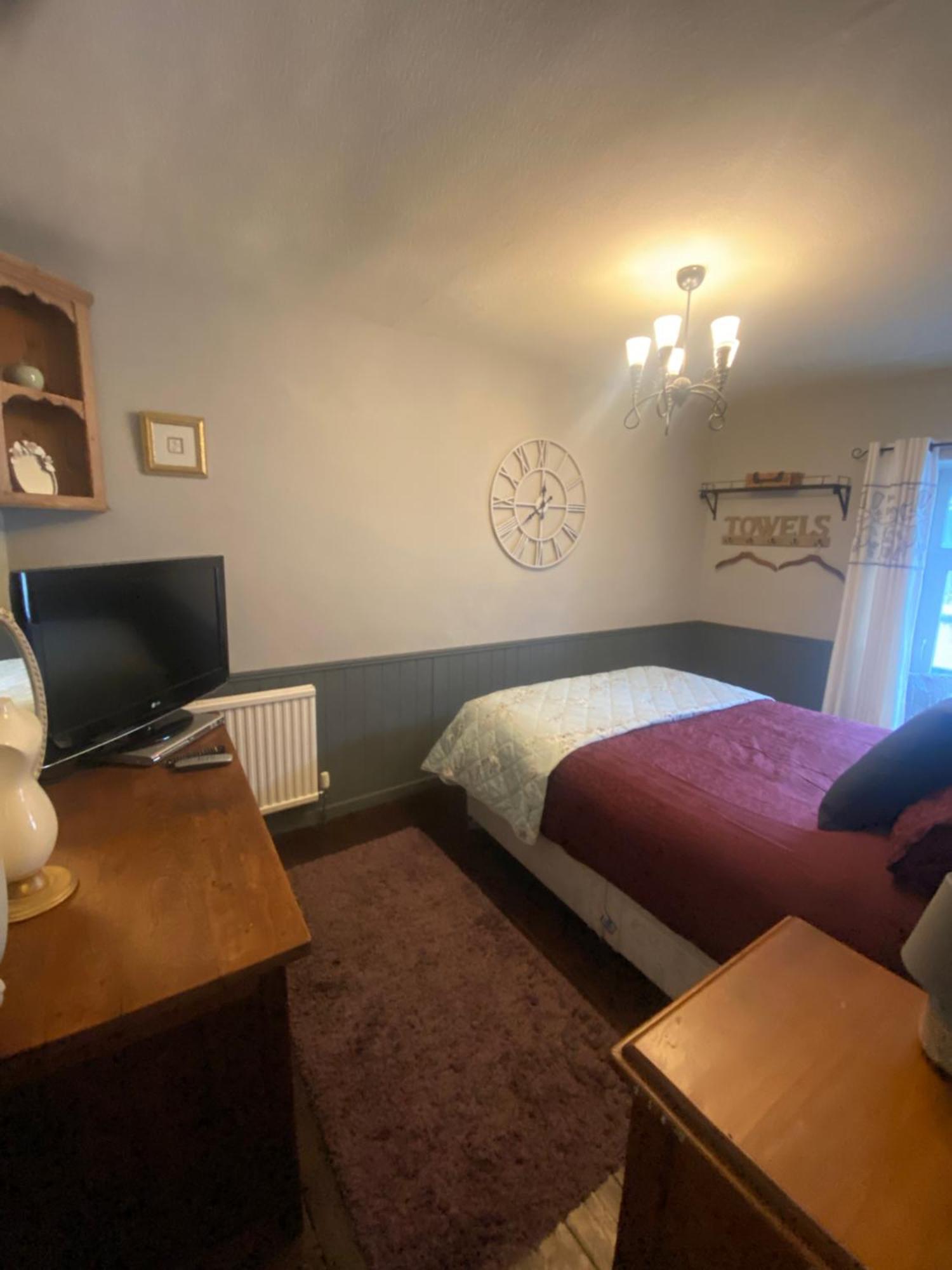 3 Bed Town House Llandeilo Carmarthenshire Villa Exterior photo